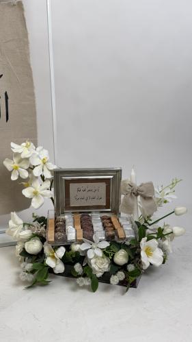 صينية شوكلت منسقه بالورد الصناعي مع برواز فضي بعبا...