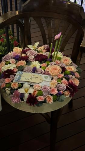 قاعدة جلد مع ورد طبيعي