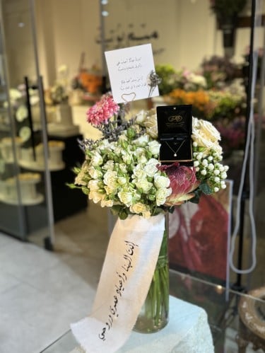فازة ورد مع شريطه مع ذهب