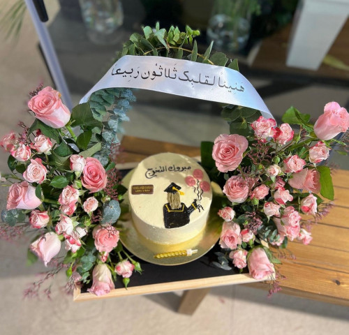 كيك مع تنسيق مع طباعه شريطه