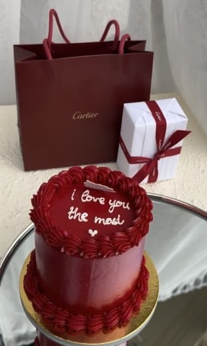 كيك مع عطر كارتيه