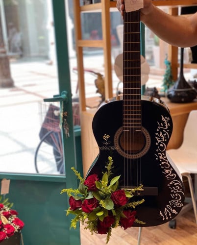 قيتار مع كتابه عباره من اختبارك مع ورد