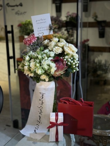 فازة ورد مع شريطه مع عطر كارتيه اصلي