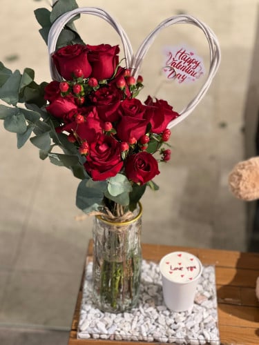 ستاند مع ورد وكوب كيك