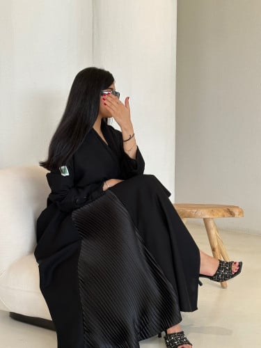Aabaya with creases on the sides