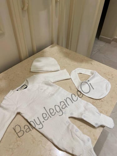 طقم مواليد قوتشي ابيض