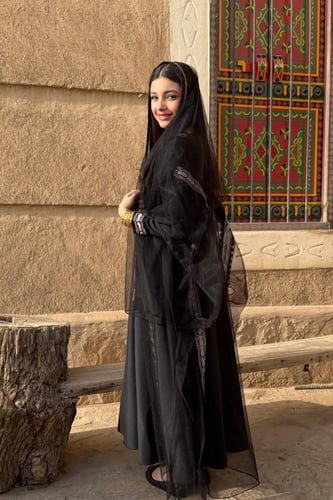 فستان التاسيس بـ تفاصيل عنابي