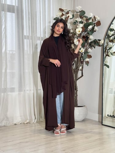 عبايه بشت بـ لون مميز