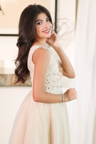 فستان بيج بـ شك وكشكش بالصدريه