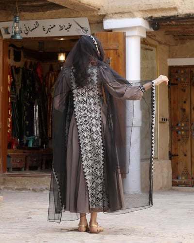 فستان التاسيس بـ لون مميز