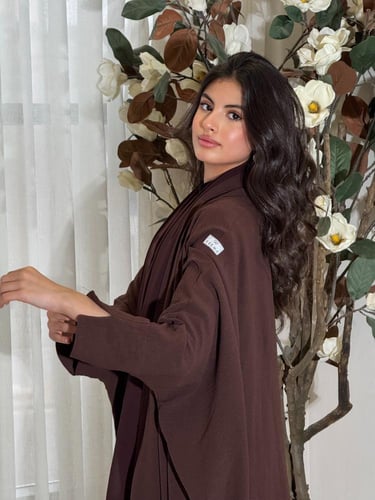 عبايه بشت بـ لون مميز