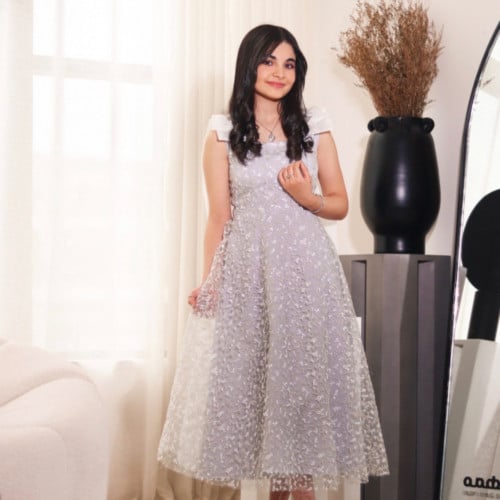 فستان فضي مطرز