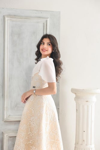 فستان بيج بـ قصه اكمام انيقه