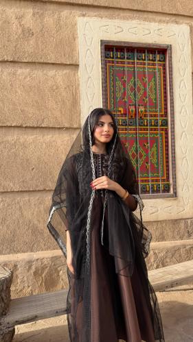 فستان التاسيس بـ تفاصيل بني