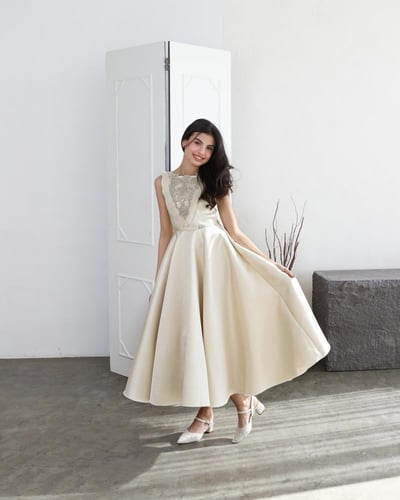 فستان بيج بـ تفاصيل شك مميز