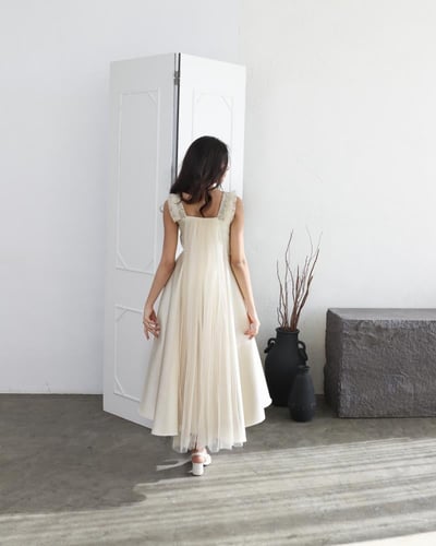 فستان بيج بـ تفاصيل شك مميز