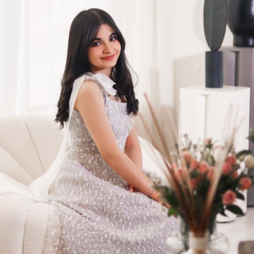 فستان فضي مطرز