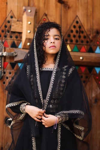 فستان التاسيس اسود بتطريز ذهبي