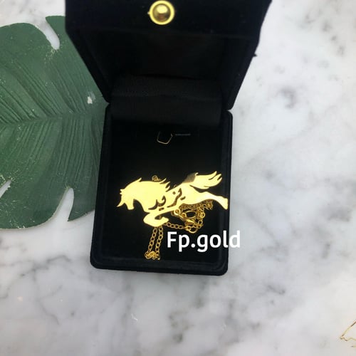 بروش الحصان مطلي ذهب مع تعليقه اللهايه