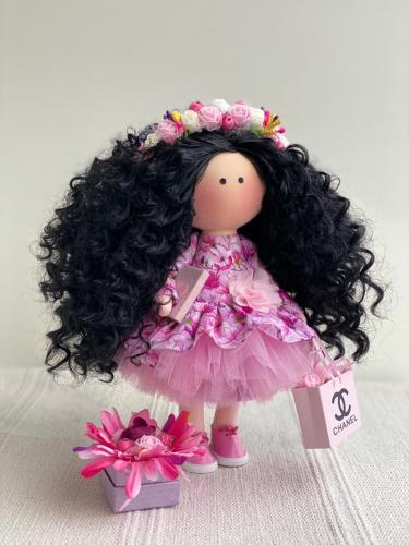 الدمية الهنوف بشعر اسود