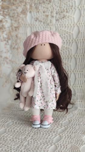 الدمية أمل صغير بشعر اسود