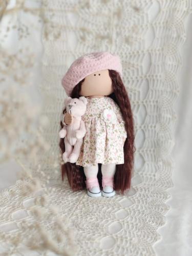 الدمية لمى بشعر مكسر.