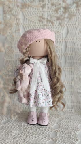 الدمية أمل كبير