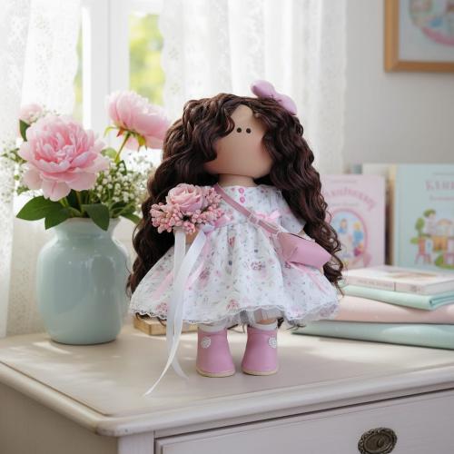 الدمية منيرة