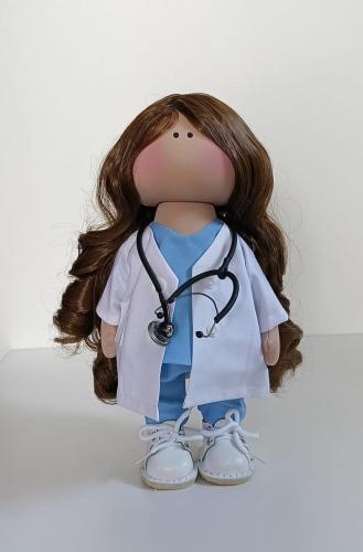 دمية الدكتورة