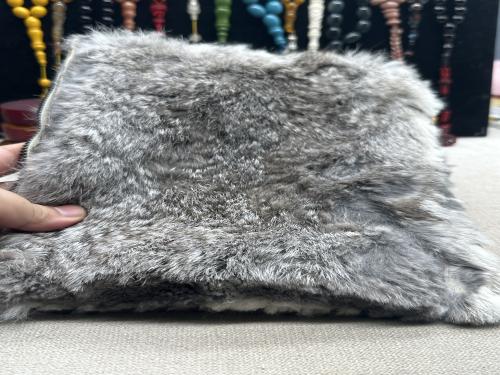 شنطه من فرو الارنب والداخلي جلد طبيعي لحفظ المسابي...