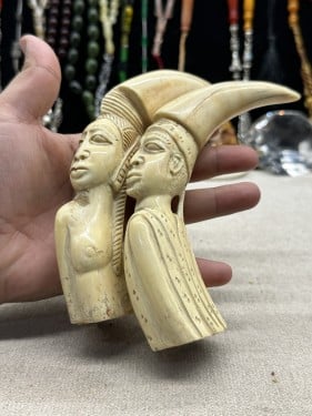 مجسمين من انياب الفقمه النادره نحت قديم مرأه ورجل...
