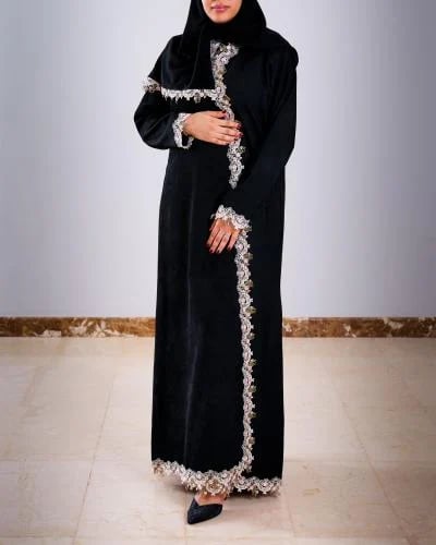 Yasmin abaya with waterproof winter fabric, with a distinguished hem, and a quarter circle cut.