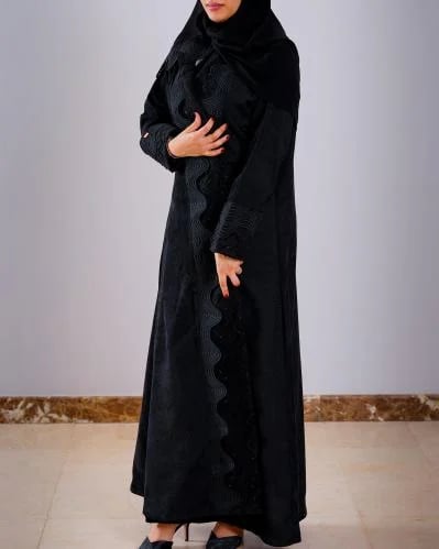 Lavender abaya with waterproof winter fabric and perforated Korean lace, plus a special price