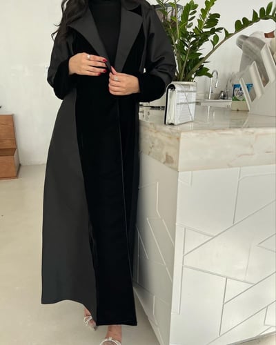 عباية شتوية بتصميم أنيق من المخمل و التفتة الكريب