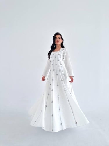 فستان ابيض أنيق