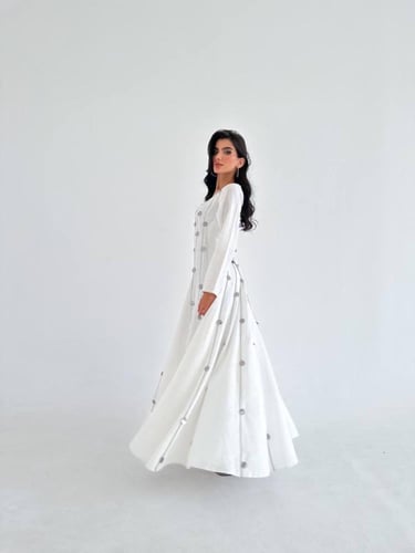 فستان ابيض أنيق