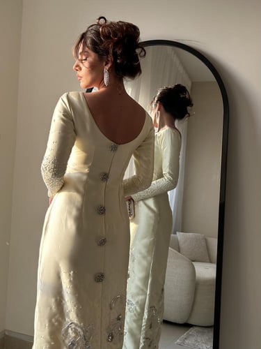 ‏فستان سهـرة راقي مزين بالشك