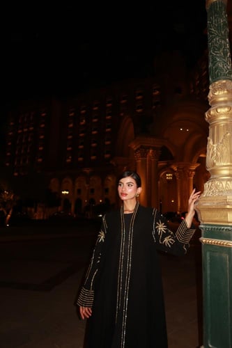 عباية كريب مزينة بكريستالات النخل على الأكمام