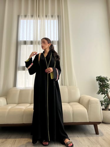 عباية صيفية مزينة بقيطان أصفر