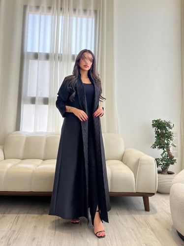 عبايه سوداء انيقة مصنوعة من التفتة