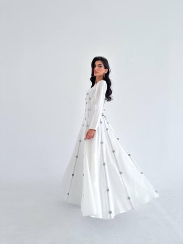 فستان ابيض أنيق