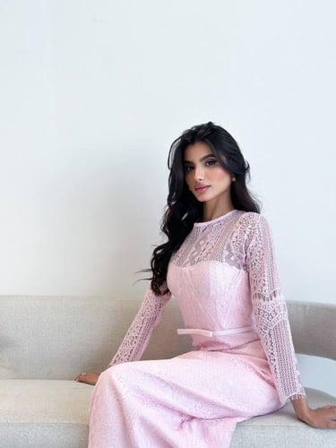 فستان دانتيل انيق راقي باللون الوردي