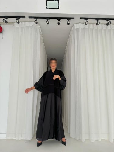 عبايه بقصه ربع بشت من ثلاث خامات مختلفة .