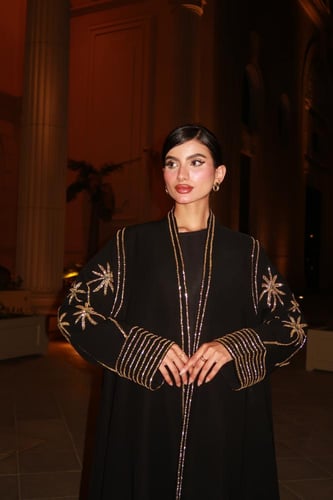 عباية كريب مزينة بكريستالات النخل على الأكمام