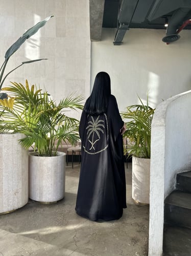 عباية اليوم الوطني مزينة بالشك اليدوي