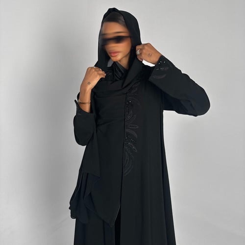 عباية بتدخيلات شك خرز أسود مع ورود