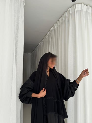 عبايه بقصه ربع بشت من ثلاث خامات مختلفة .