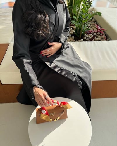 عباية أنيقة من قماش الكريب تفتة