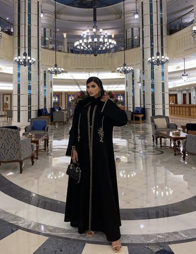 عباية اليوم الوطني بتطريز يدوي ملكي