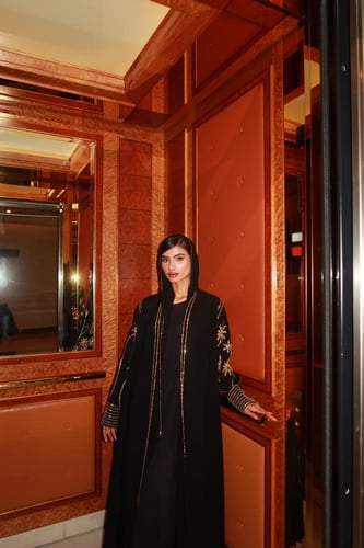 عباية كريب مزينة بكريستالات النخل على الأكمام